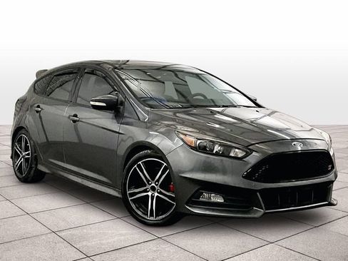 Used 2017 Ford Focus ST w/ Equipment Group 401A FWD image 2