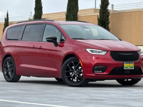New 2026 Chrysler Pacifica Limited w/ S Appearance Package image 2
