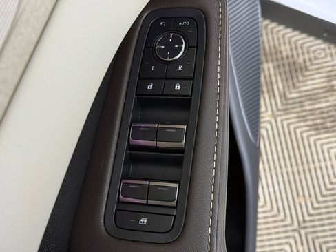 Used 2025 Lexus RX 450h AWD w/ Luxury Package image 39