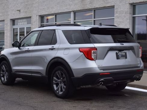 Used 2022 Ford Explorer XLT w/ Equipment Group 202A image 8
