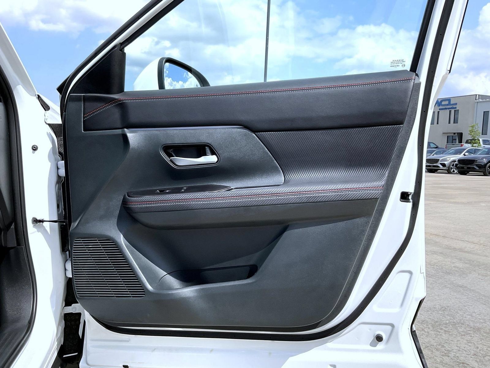 Certified 2025 Nissan Kicks SR AWD/4WD image 17