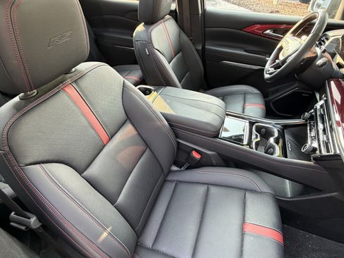 Used 2025 Chevrolet Traverse RS FWD image 44