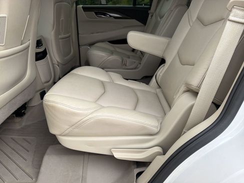 Used 2020 Cadillac Escalade Premium Luxury AWD/4WD image 17