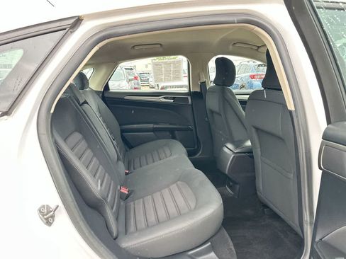 Used 2018 Ford Fusion SE image 25