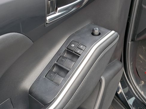 Certified 2023 Toyota Highlander XLE image 17