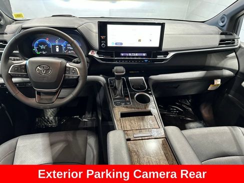 Used 2025 Toyota Sienna Platinum AWD/4WD image 9