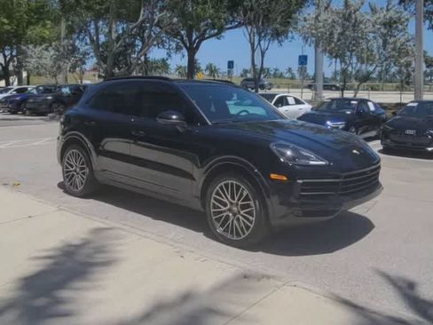 Used 2023 Porsche Cayenne AWD/4WD image 2
