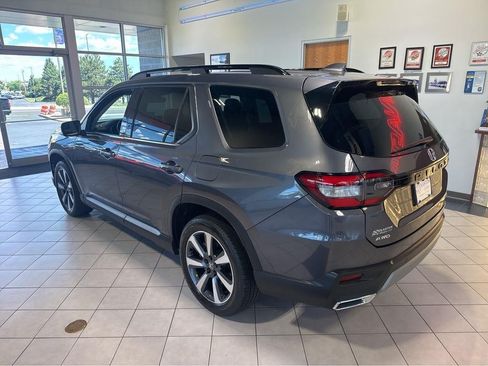Used 2025 Honda Pilot Touring image 9