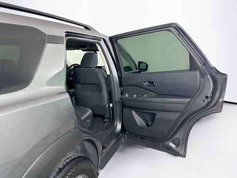 Used 2025 Nissan Pathfinder SV AWD/4WD image 31