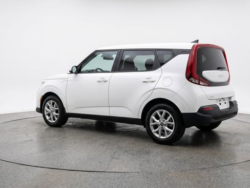 Used 2025 Kia Soul LX w/ LX Technology Package FWD image 6