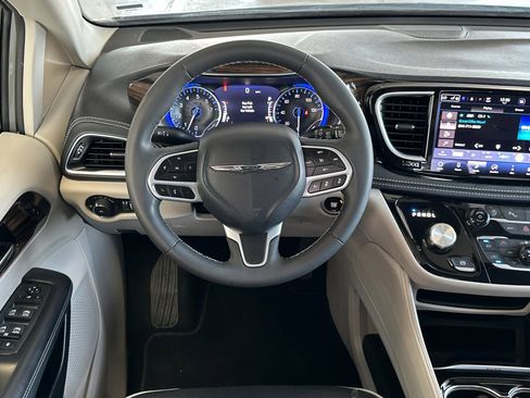 Certified 2023 Chrysler Pacifica Limited image 14