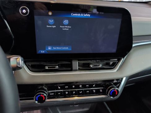 Used 2025 Chevrolet Equinox LT w/ Convenience Package II AWD/4WD image 8