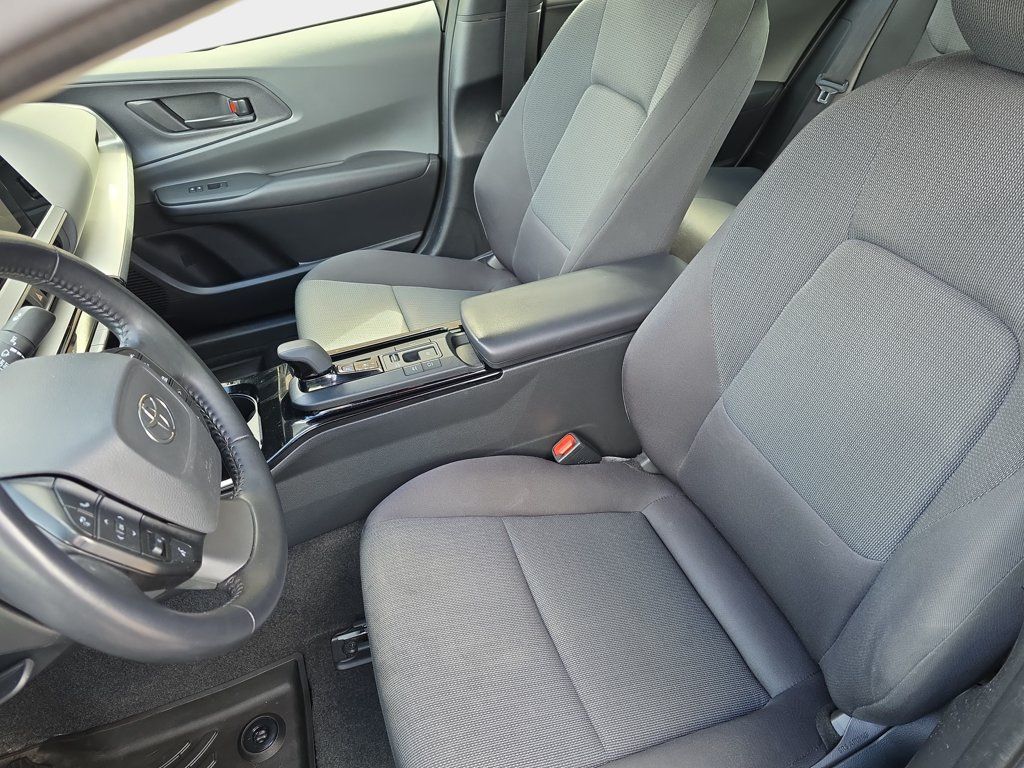 Used 2024 Toyota Prius LE AWD/4WD image 17