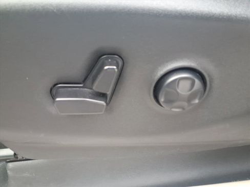 Used 2024 Chrysler Pacifica Touring-L image 27