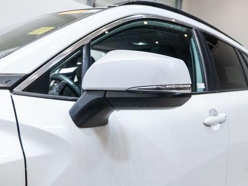 Used 2023 Toyota Corolla Cross XLE w/ Convenience Package image 9