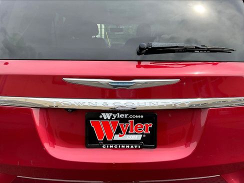 Used 2013 Chrysler Town & Country Touring-L w/ Premium Group FWD image 23