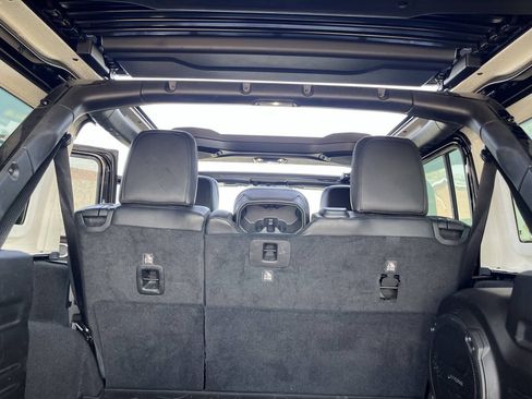 Used 2019 Jeep Wrangler Unlimited Sahara AWD/4WD image 16