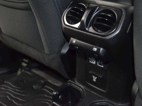Used 2018 Jeep Wrangler Unlimited Sahara image 21