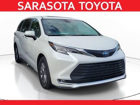 Certified 2023 Toyota Sienna XLE image 1