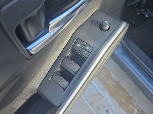 Used 2021 Toyota Highlander XLE image 11