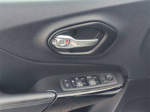 Used 2023 Jeep Cherokee Altitude Lux image 13