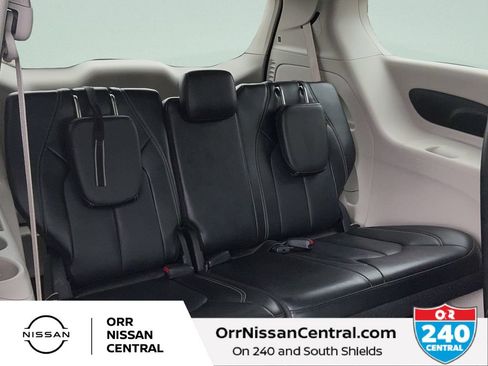Used 2023 Chrysler Pacifica Touring-L FWD image 13