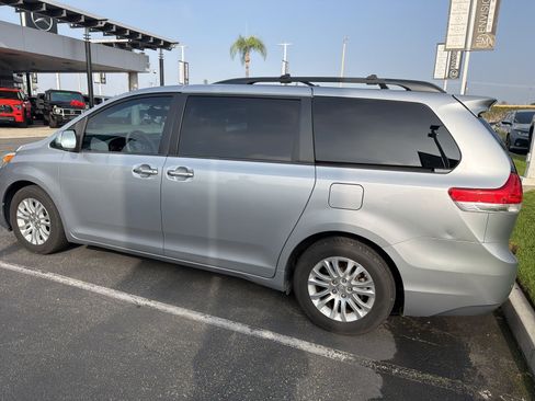 Used 2014 Toyota Sienna XLE image 8