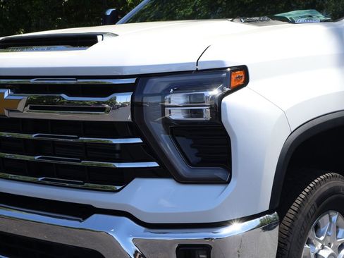 Used 2024 Chevrolet Silverado 2500 LTZ AWD/4WD image 3