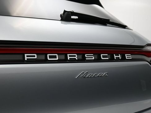 Certified 2025 Porsche Macan image 14