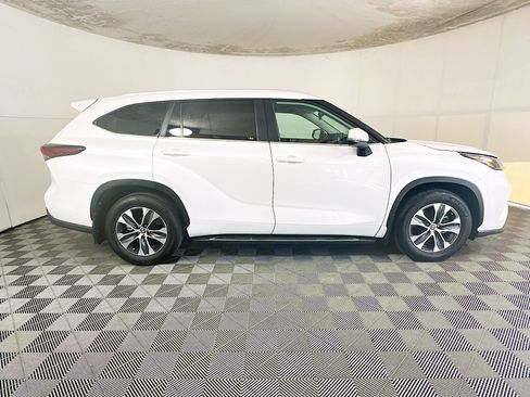 Used 2024 Toyota Highlander XLE FWD image 2