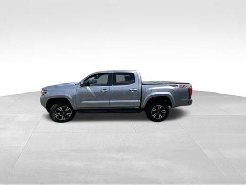 Used 2017 Toyota Tacoma TRD Sport w/ Tow Package AWD/4WD image 10
