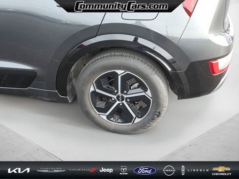 Certified 2025 Kia Niro SX image 4