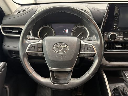 Used 2022 Toyota Highlander XLE FWD image 25