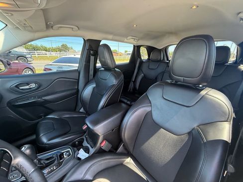 Used 2019 Jeep Cherokee Latitude Plus FWD image 12