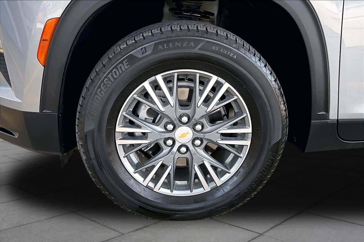 Used 2025 Chevrolet Traverse LT FWD image 10