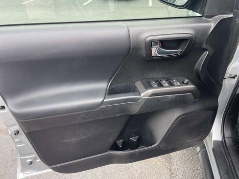 Used 2022 Toyota Tacoma TRD Off-Road w/ TRD Premium Off Road Package image 18