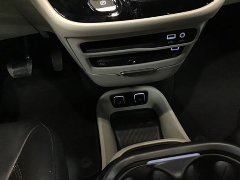 Used 2020 Chrysler Pacifica Touring-L Plus w/ Advanced Safetytec Group image 17