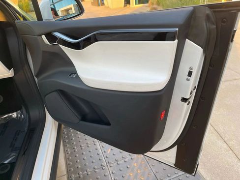 Used 2018 Tesla Model X 75D image 26