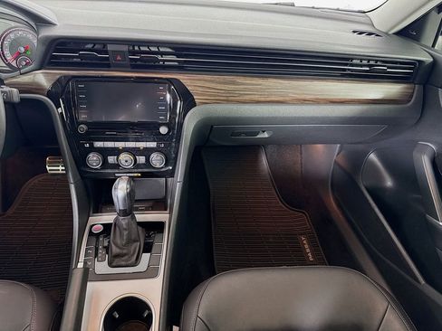 Used 2022 Volkswagen Passat 2.0T image 23