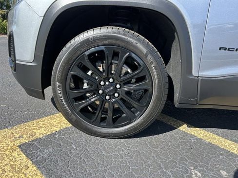 Used 2023 GMC Acadia SLE w/ Driver Convenience Package image 9
