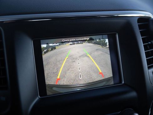 Used 2021 Jeep Grand Cherokee Laredo image 17