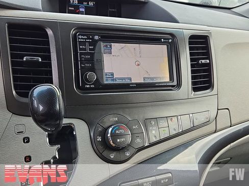 Used 2014 Toyota Sienna SE image 4