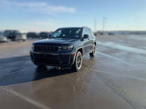 New 2026 Jeep Grand Cherokee Altitude image 3