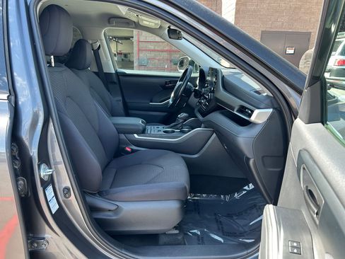 Used 2021 Toyota Highlander LE AWD/4WD image 29