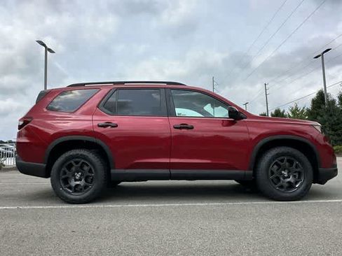 Used 2024 Honda Pilot TrailSport image 3