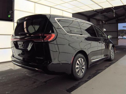 Used 2022 Chrysler Pacifica Limited FWD image 8