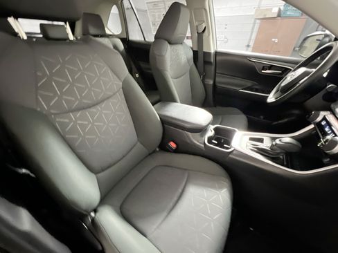 Used 2025 Toyota RAV4 XLE FWD image 31