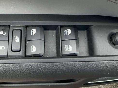 Used 2023 Jeep Compass Limited w/ Sun and Sound Group AWD/4WD image 14