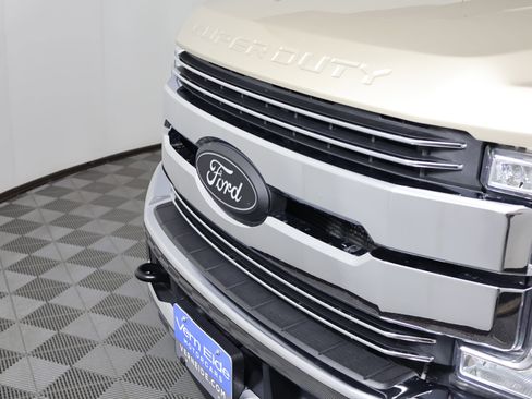 Used 2017 Ford F250 Lariat w/ Lariat Value Package image 12