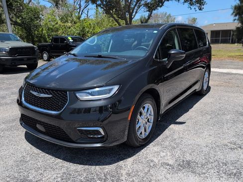 Used 2023 Chrysler Pacifica Touring-L FWD image 6